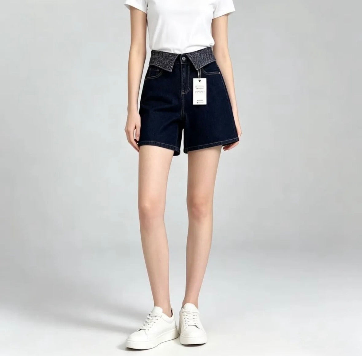 Shorts neri con diamantini